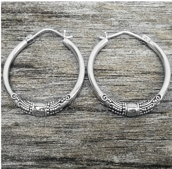 Cercei Retro cu Inele Sculptate în Două Nuante