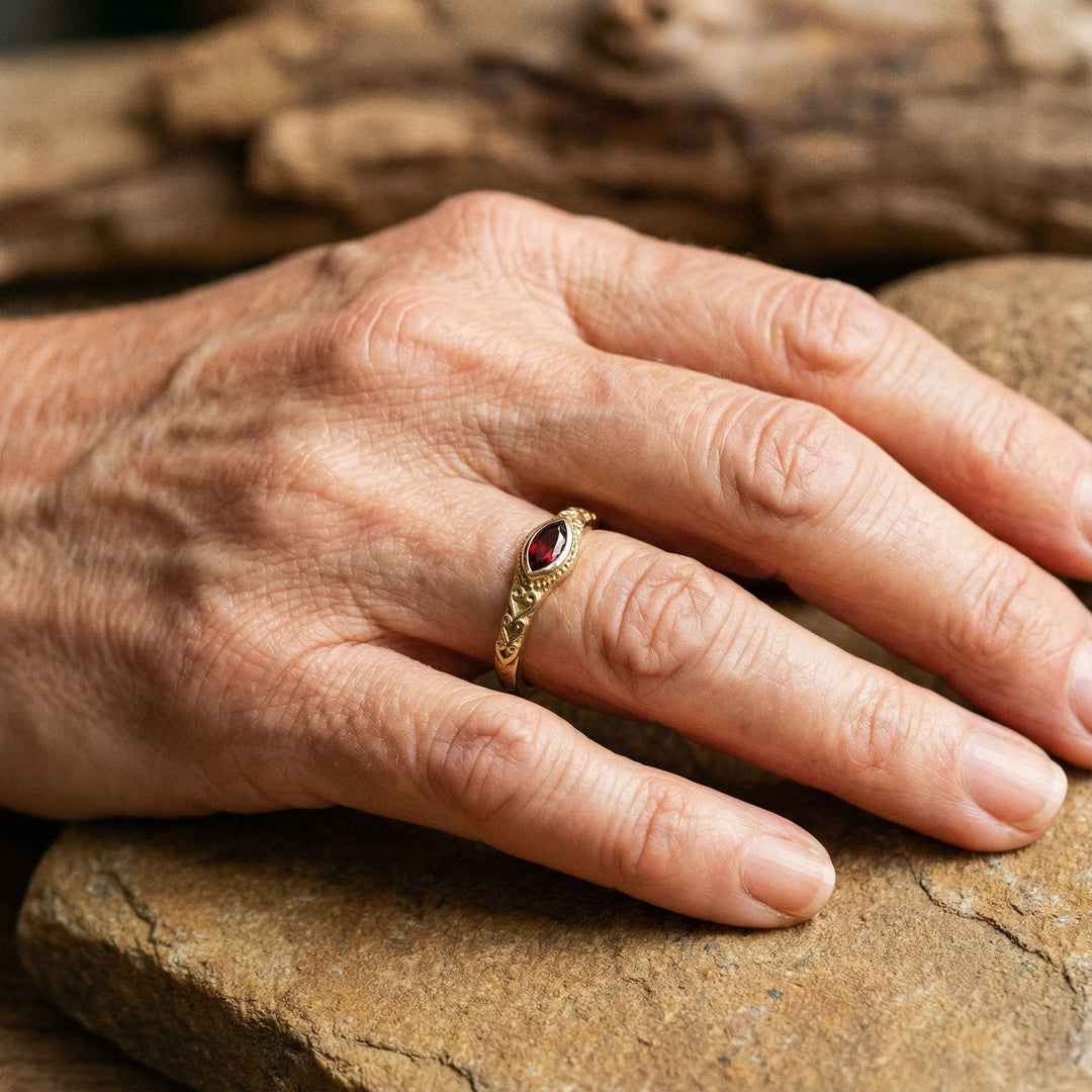 Inel Vintage Aurit cu Cristal Roșu