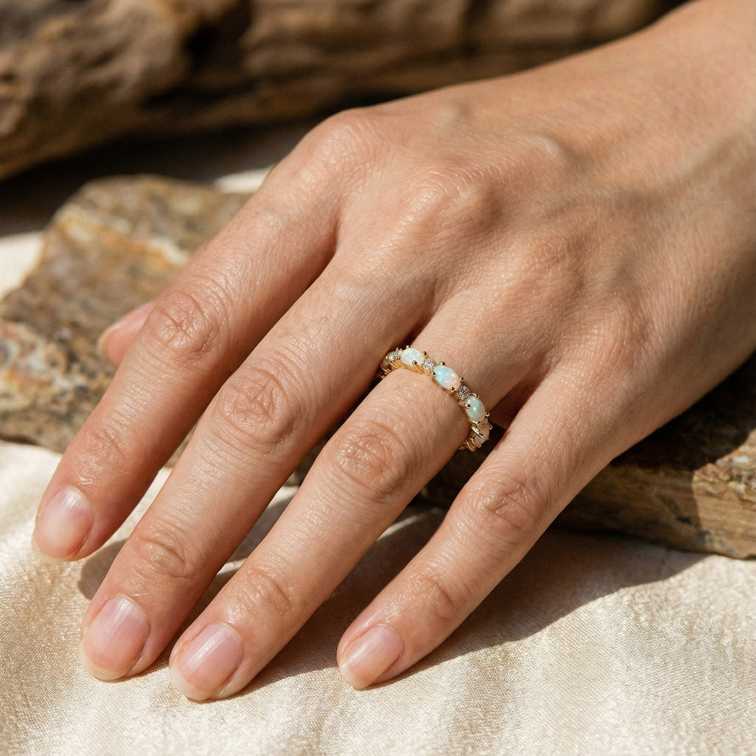 Inel Vintage din Aur cu Opal Eternity