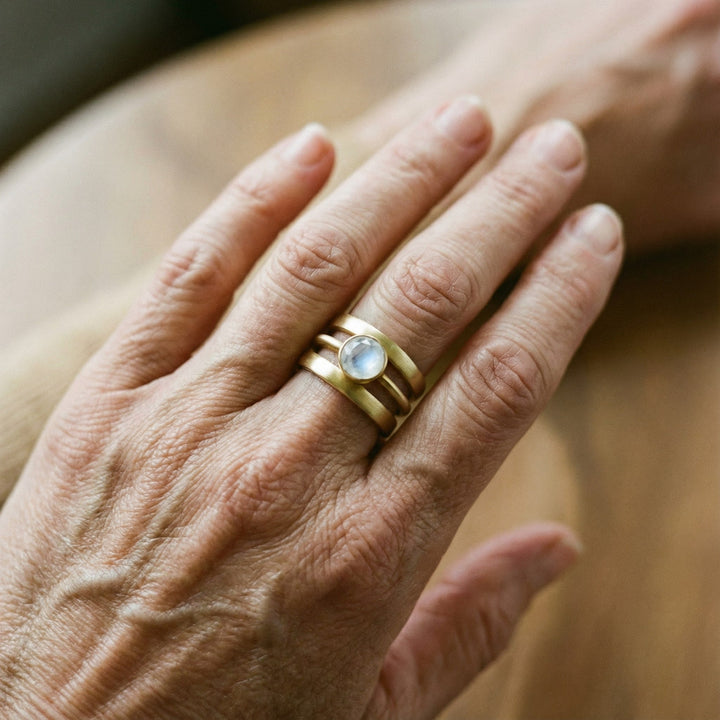 Inel Vintage din Aur cu Incrustări de Piatră Lunară