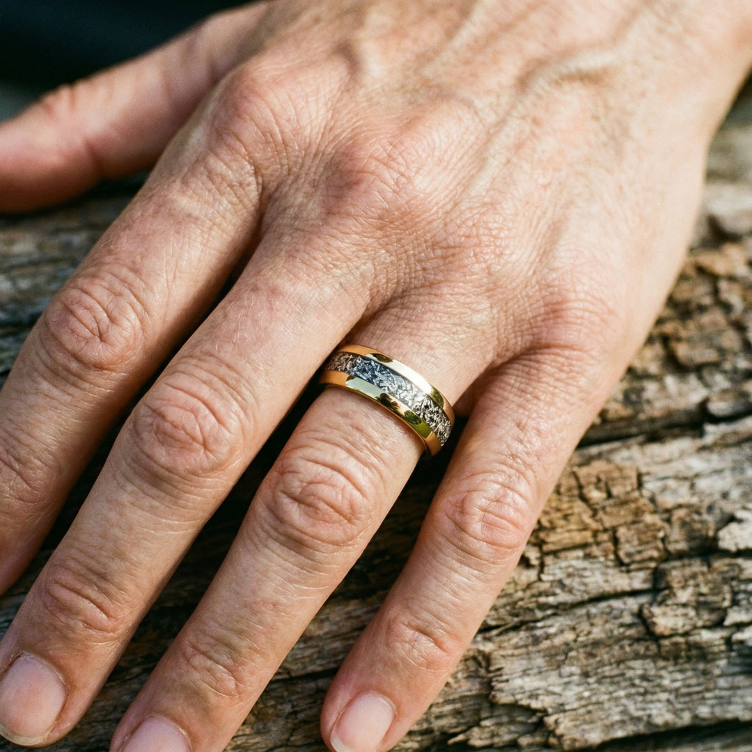 Inel cu incrustări aurii strălucitoare