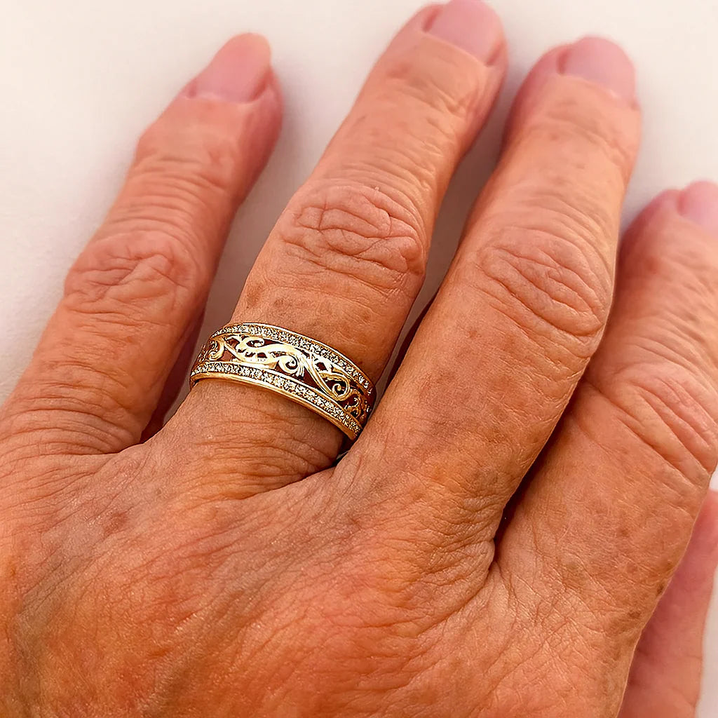 Inel Aurit Strălucitor și Gol