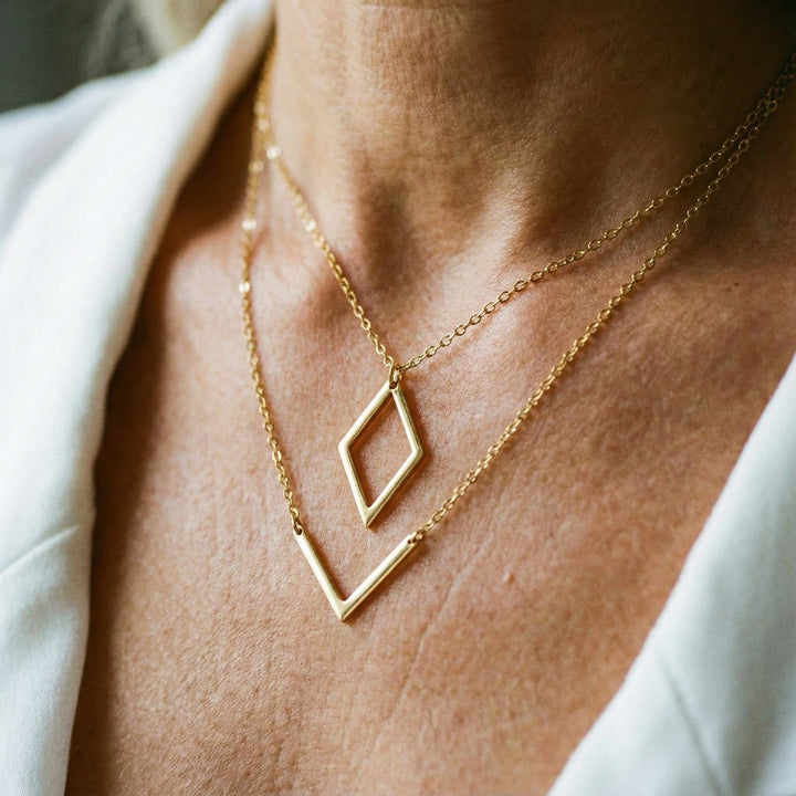 Colier Elegant cu Pandantiv Geometric în V