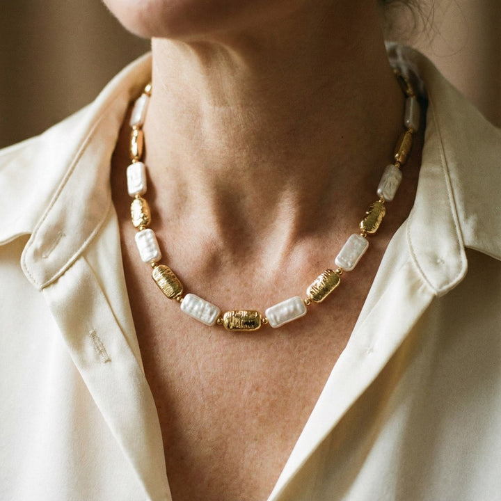 Colier Vintage cu Perle Rectangulare Aurii și Albe