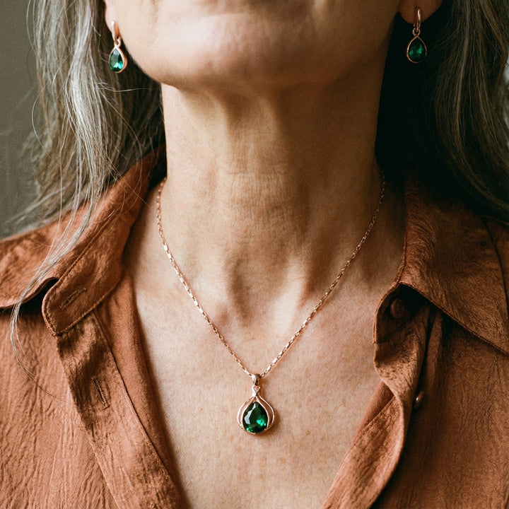 Set de colier și cercei din cristal verde și aur