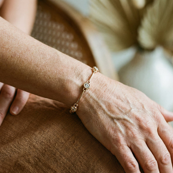 Brățară Elegantă cu Zirconii Aurii