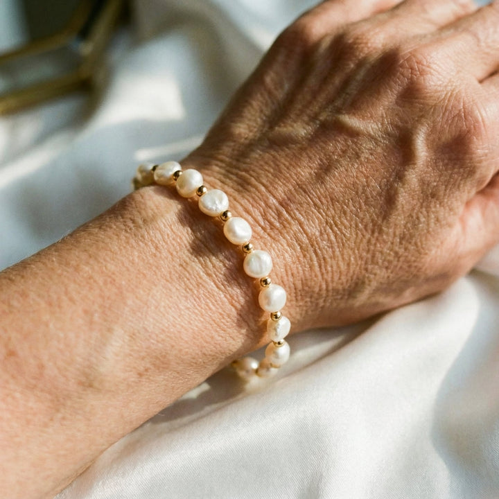 Brățară Vintage Albă cu Perle și Aur