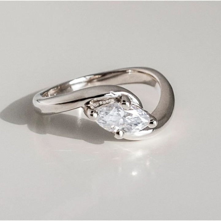 Inel vintage din argint ondulat cu zirconiu