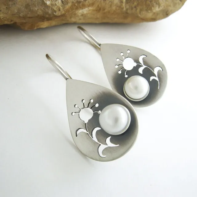 Cercei Pendentivi Vintage cu Floare și Perlă