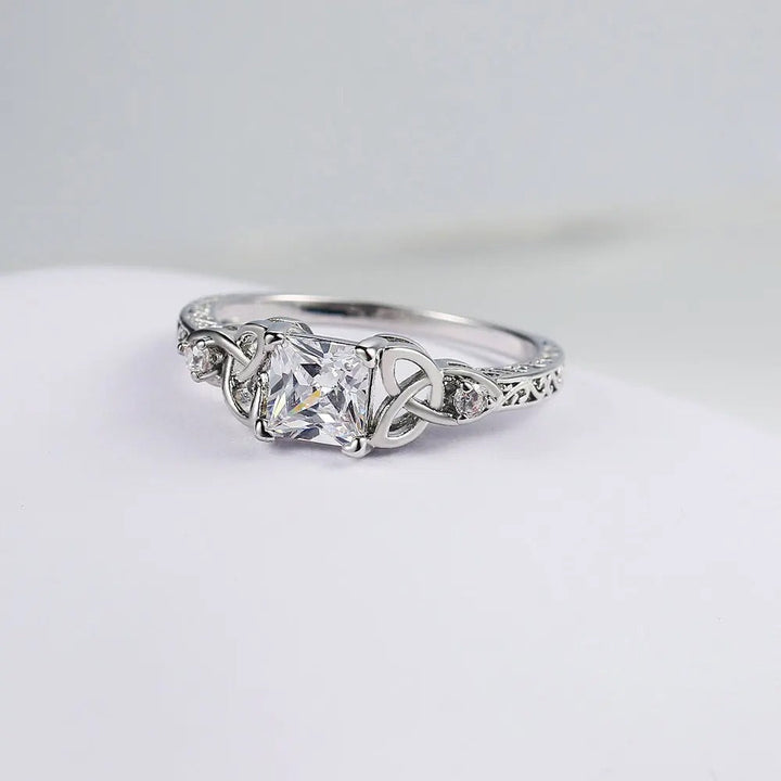 Iring cu Design de Nod și Piatră Prețioasă Argintie în Centru