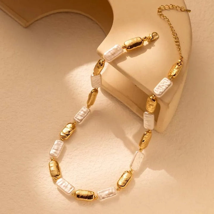 Colier Vintage cu Perle Rectangulare Aurii și Albe