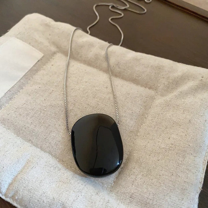 Colier Clasic cu Lanț Argintiu și Piatră Neagră